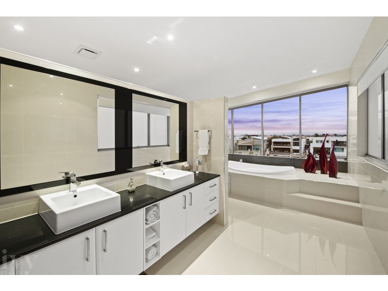 11 Knightsbridge Parade East, Sovereign Islands QLD 4216