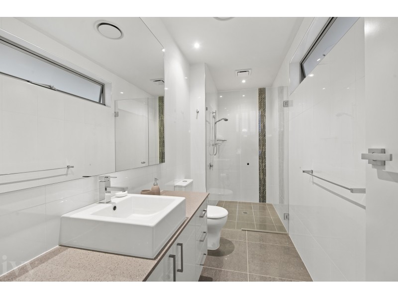 11 Knightsbridge Parade East, Sovereign Islands QLD 4216