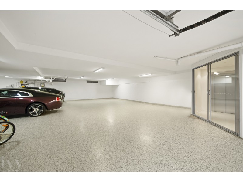 11 Knightsbridge Parade East, Sovereign Islands QLD 4216