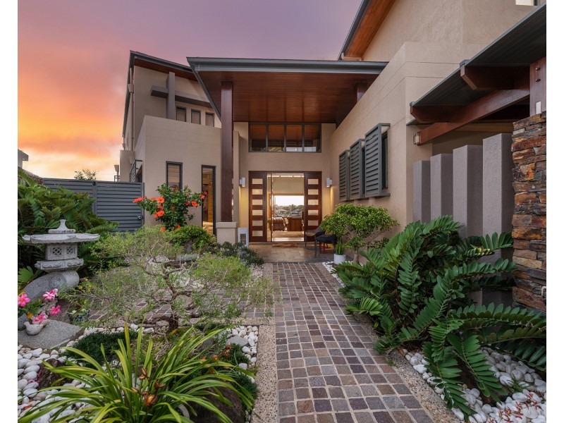 11 Kensington Mews, Sovereign Islands QLD 4216