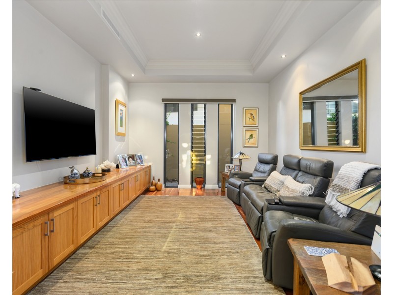 11 Kensington Mews, Sovereign Islands QLD 4216