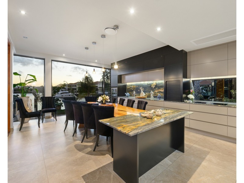 11 Kensington Mews, Sovereign Islands QLD 4216