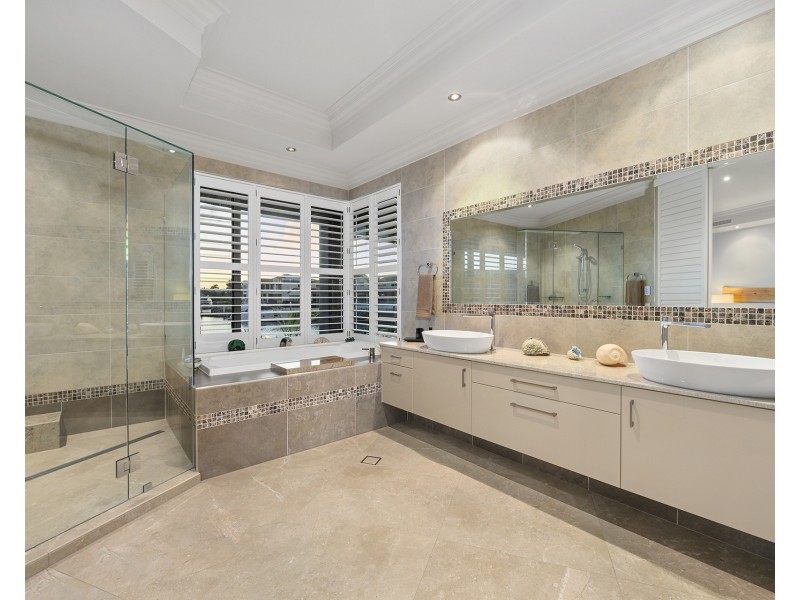 11 Kensington Mews, Sovereign Islands QLD 4216