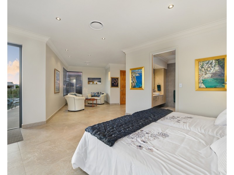 11 Kensington Mews, Sovereign Islands QLD 4216