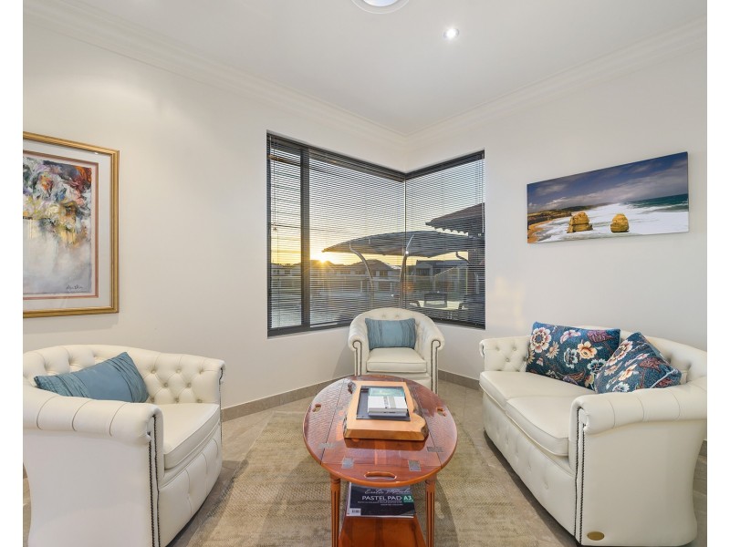 11 Kensington Mews, Sovereign Islands QLD 4216