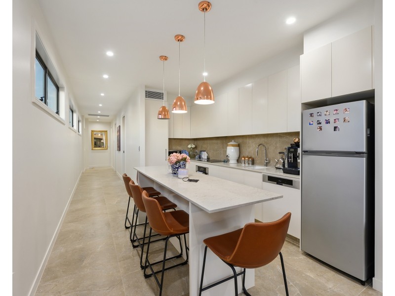 11 Kensington Mews, Sovereign Islands QLD 4216