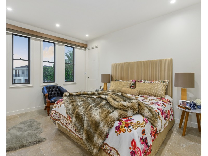 11 Kensington Mews, Sovereign Islands QLD 4216