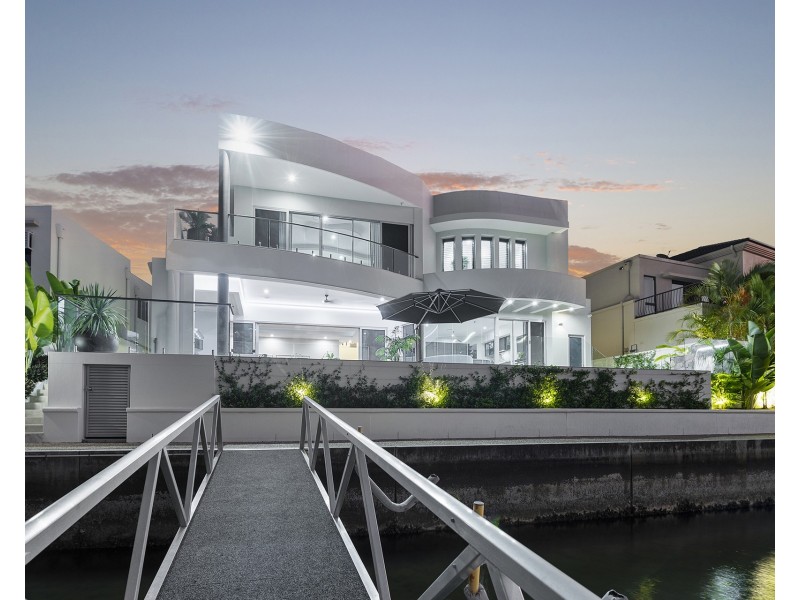 11 Hampton Court, Sovereign Islands QLD 4216