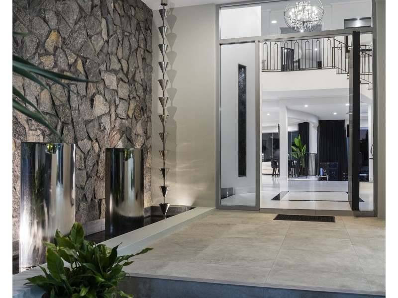 11 Hampton Court, Sovereign Islands QLD 4216