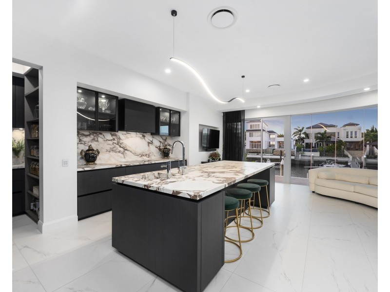 11 Hampton Court, Sovereign Islands QLD 4216