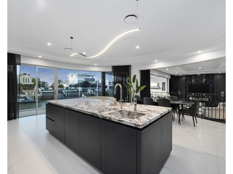 11 Hampton Court, Sovereign Islands QLD 4216