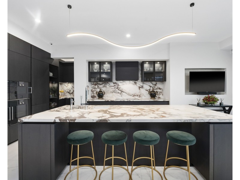 11 Hampton Court, Sovereign Islands QLD 4216