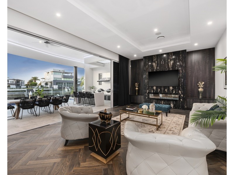 11 Hampton Court, Sovereign Islands QLD 4216