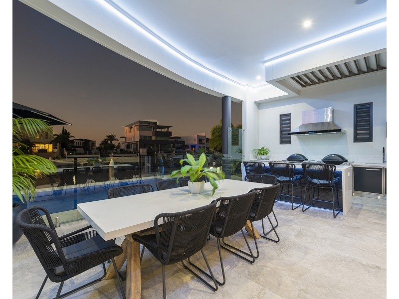 11 Hampton Court, Sovereign Islands QLD 4216