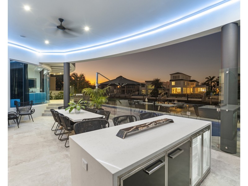 11 Hampton Court, Sovereign Islands QLD 4216