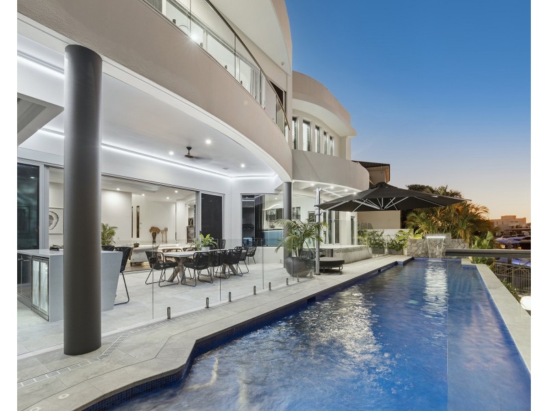 11 Hampton Court, Sovereign Islands QLD 4216