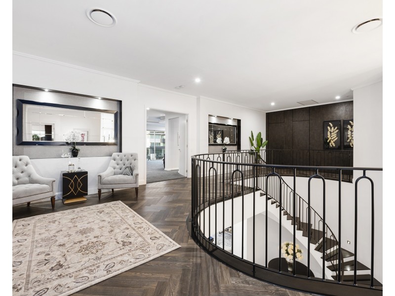 11 Hampton Court, Sovereign Islands QLD 4216