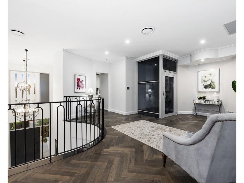 11 Hampton Court, Sovereign Islands QLD 4216