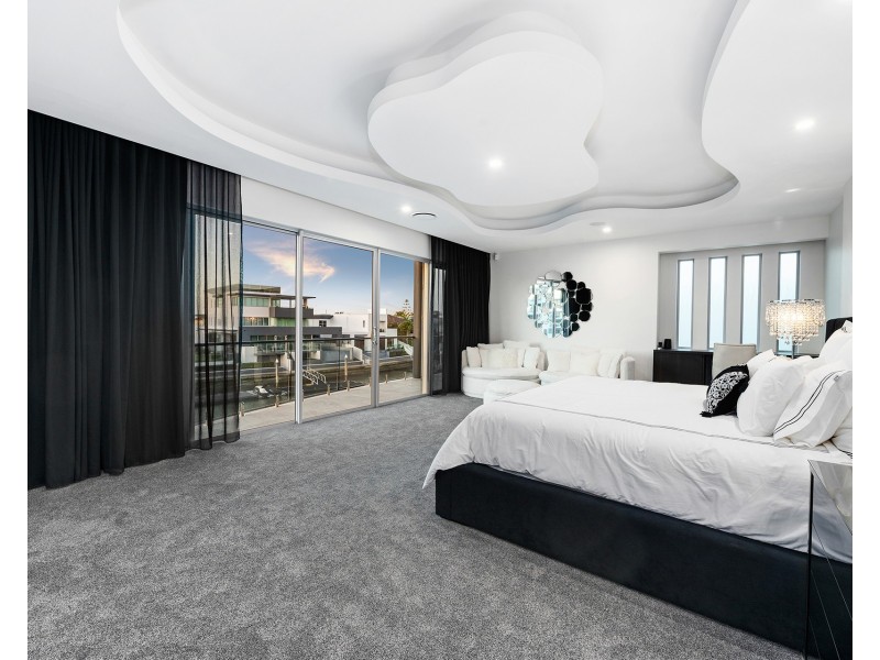 11 Hampton Court, Sovereign Islands QLD 4216