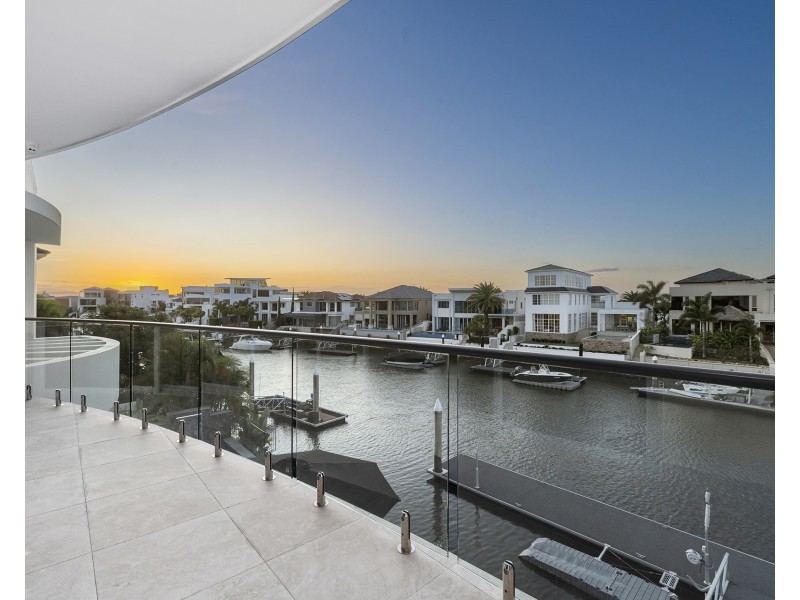 11 Hampton Court, Sovereign Islands QLD 4216