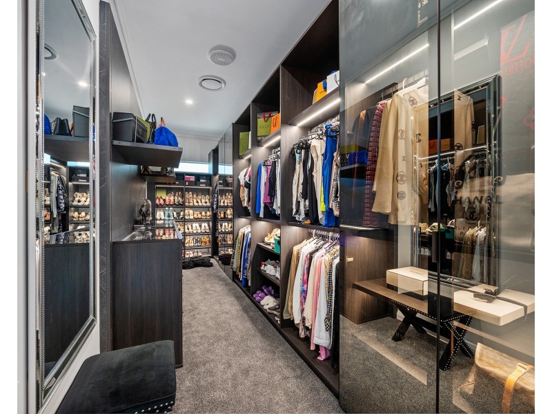 11 Hampton Court, Sovereign Islands QLD 4216