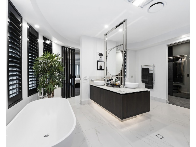 11 Hampton Court, Sovereign Islands QLD 4216