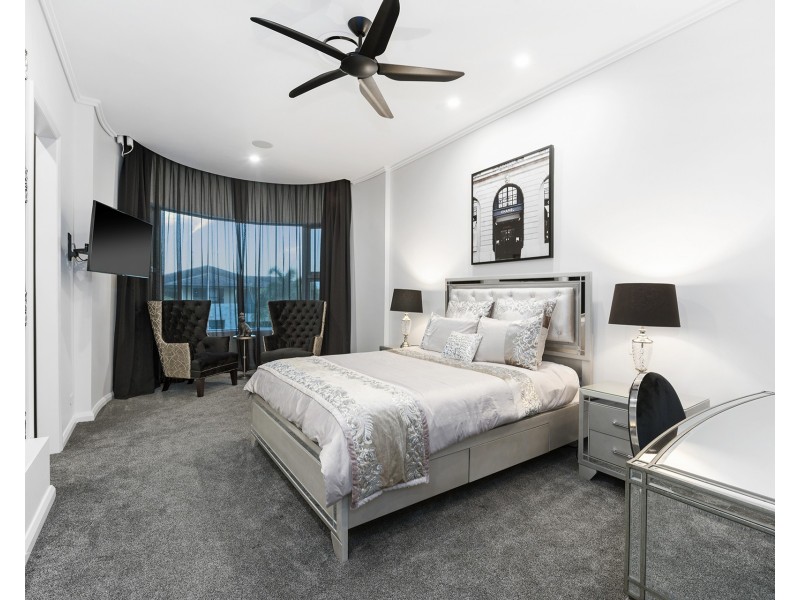 11 Hampton Court, Sovereign Islands QLD 4216