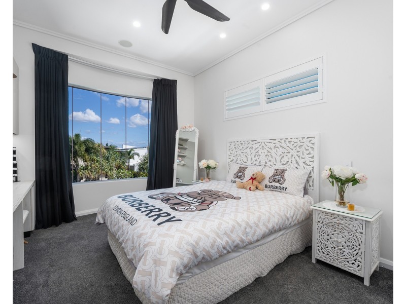 11 Hampton Court, Sovereign Islands QLD 4216