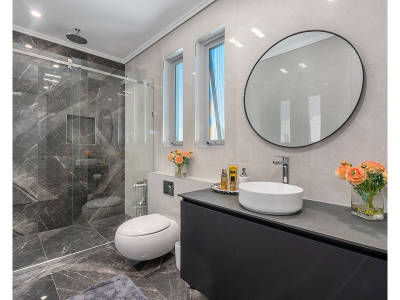 11 Hampton Court, Sovereign Islands QLD 4216