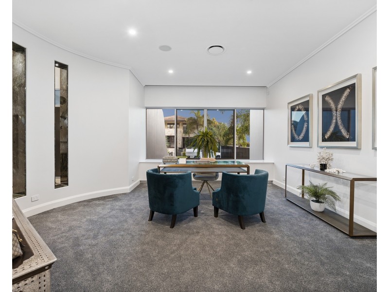 11 Hampton Court, Sovereign Islands QLD 4216