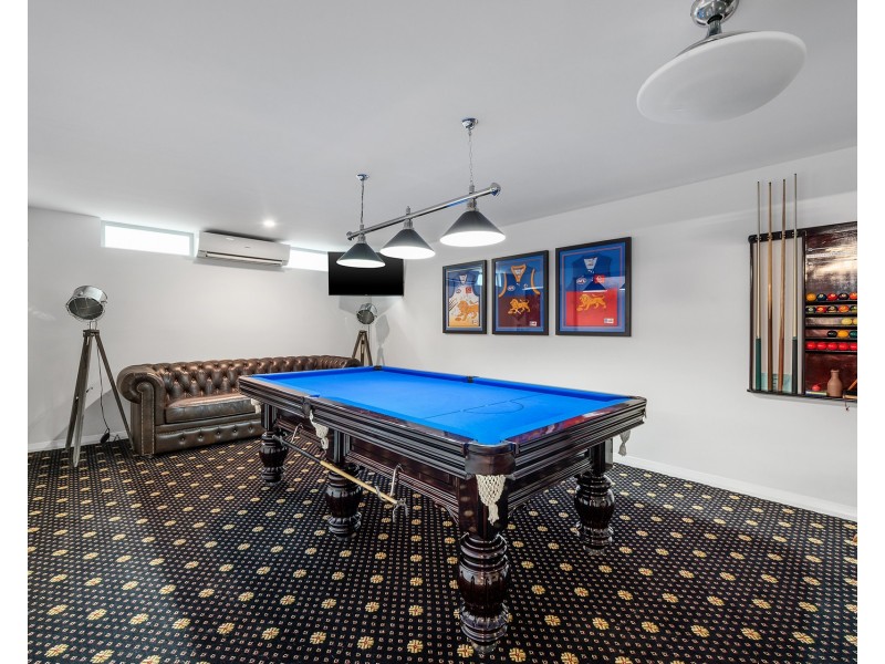 11 Hampton Court, Sovereign Islands QLD 4216