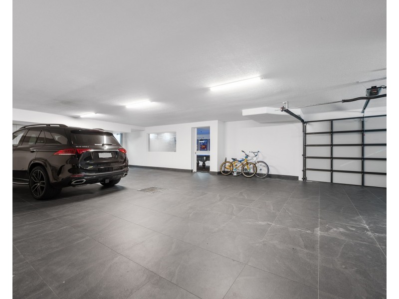 11 Hampton Court, Sovereign Islands QLD 4216