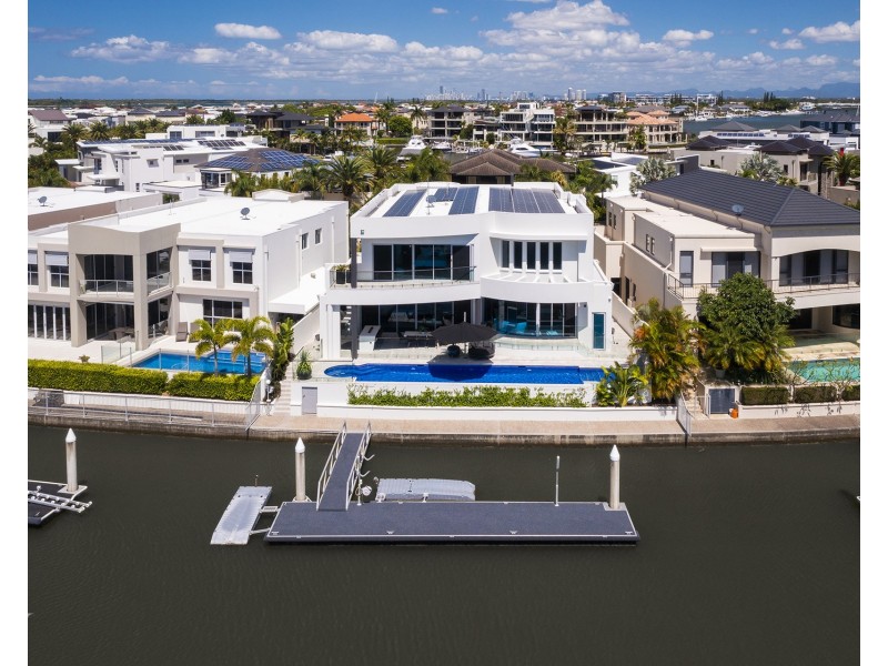 11 Hampton Court, Sovereign Islands QLD 4216