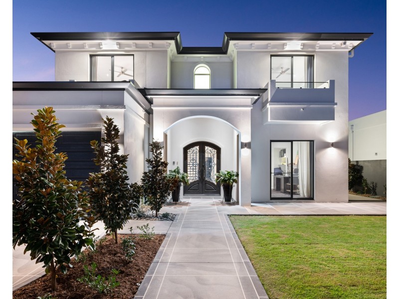 47 Royal Albert Crescent, Sovereign Islands QLD 4216