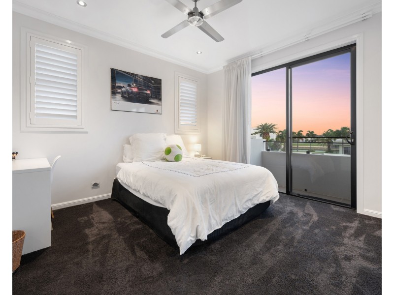 47 Royal Albert Crescent, Sovereign Islands QLD 4216