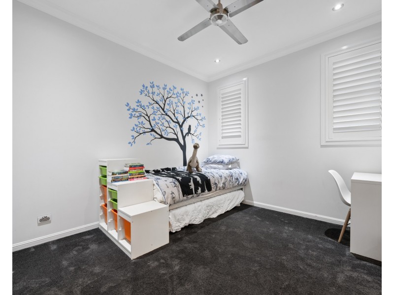 47 Royal Albert Crescent, Sovereign Islands QLD 4216