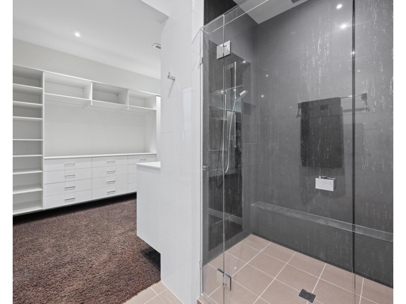 74 Royal Albert Crescent, Sovereign Islands QLD 4216