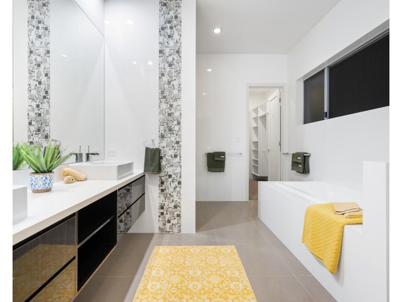 74 Royal Albert Crescent, Sovereign Islands QLD 4216