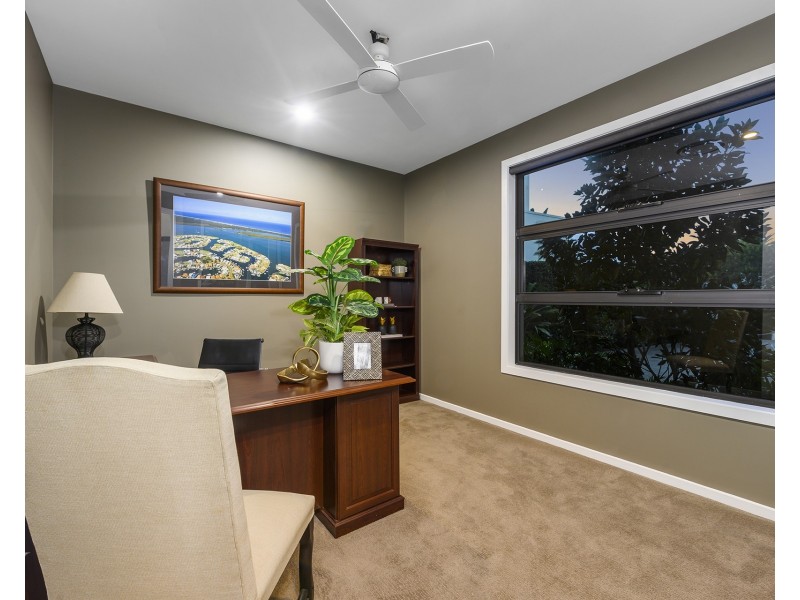 17 Knightsbridge Parade East, Sovereign Islands QLD 4216