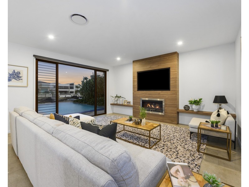 17 Knightsbridge Parade East, Sovereign Islands QLD 4216