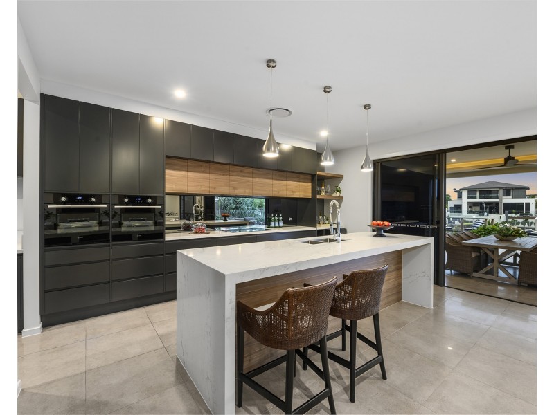 17 Knightsbridge Parade East, Sovereign Islands QLD 4216