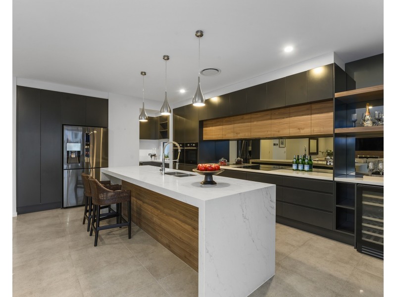 17 Knightsbridge Parade East, Sovereign Islands QLD 4216