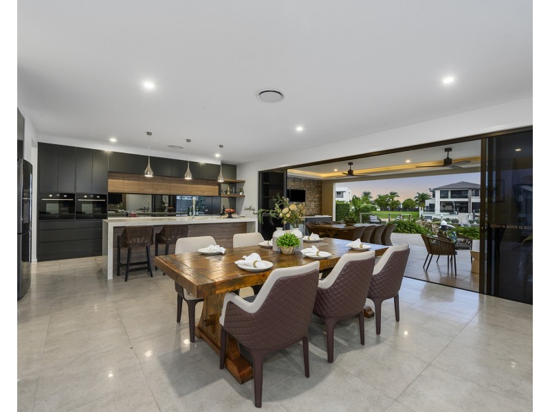 17 Knightsbridge Parade East, Sovereign Islands QLD 4216