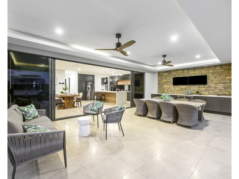 17 Knightsbridge Parade East, Sovereign Islands QLD 4216