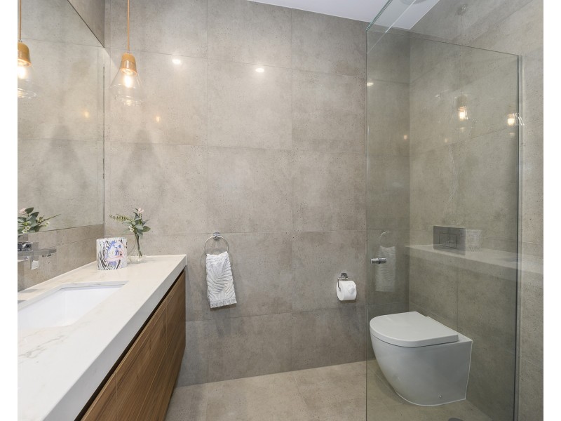 17 Knightsbridge Parade East, Sovereign Islands QLD 4216