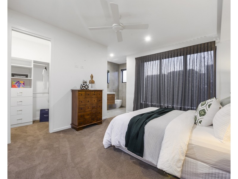 17 Knightsbridge Parade East, Sovereign Islands QLD 4216