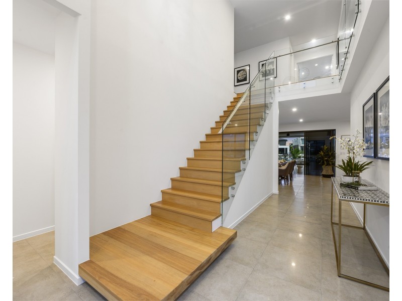 17 Knightsbridge Parade East, Sovereign Islands QLD 4216