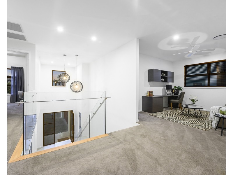 17 Knightsbridge Parade East, Sovereign Islands QLD 4216