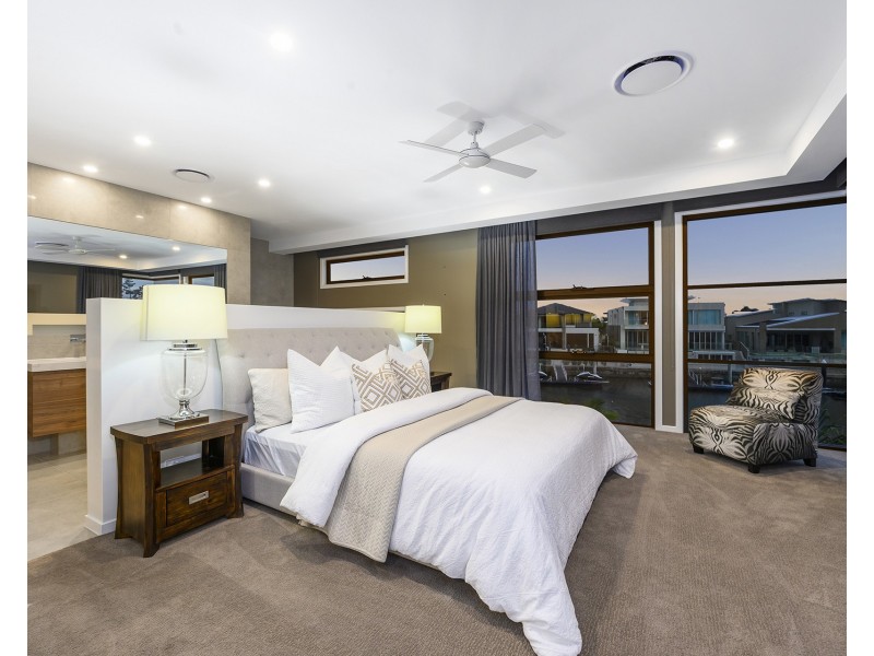 17 Knightsbridge Parade East, Sovereign Islands QLD 4216