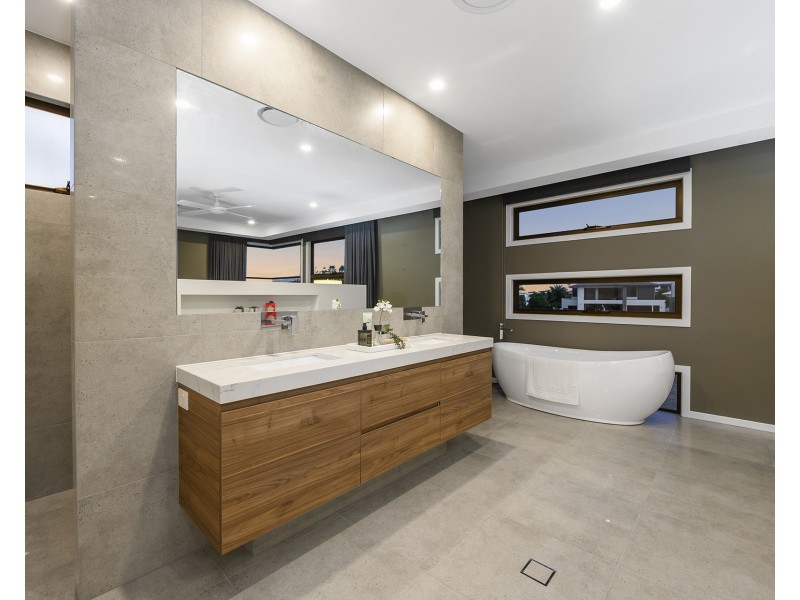 17 Knightsbridge Parade East, Sovereign Islands QLD 4216